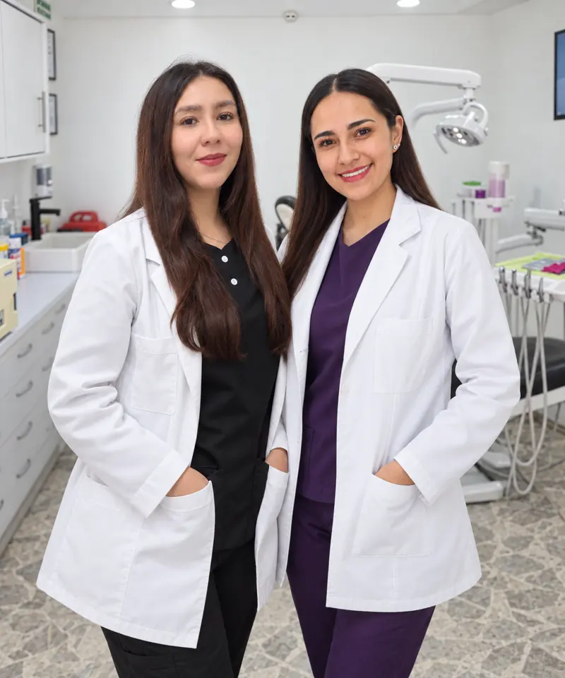 Doctoras de NK Art explicando un plan de tratamiento dental en Querétaro