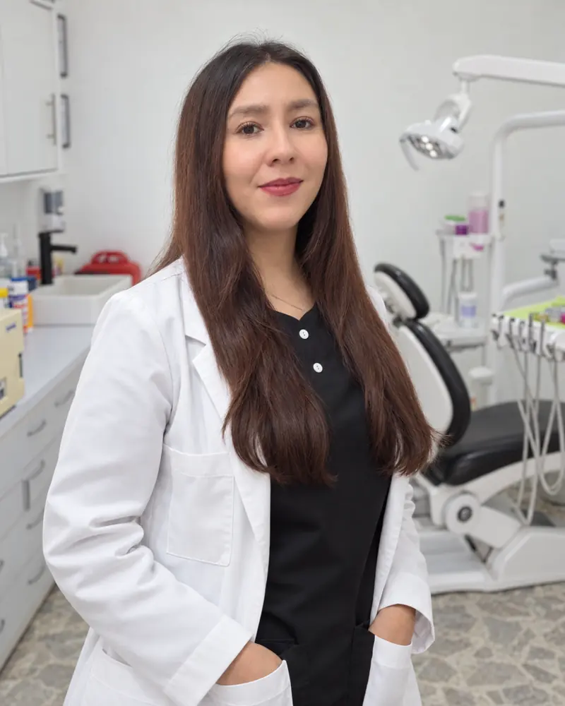 Dra. Nancy Irais Sánchez Castillo sonriendo en su consultorio dental en Querétaro